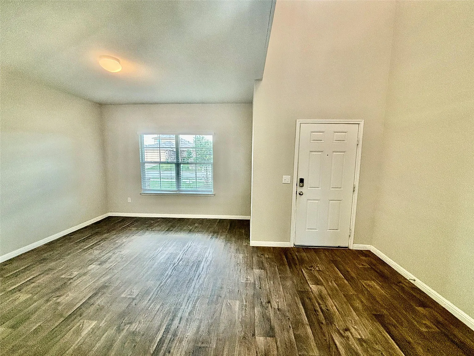 4 bed, 2.5 bath, 2570 sqft, $2,490 — Photo 4