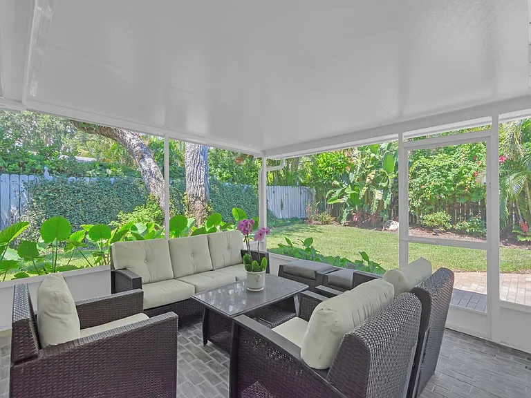 611 Gardenia Ln — Photo 16