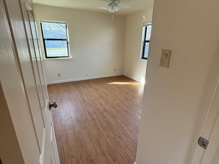 201 N Dobson St — Photo 3