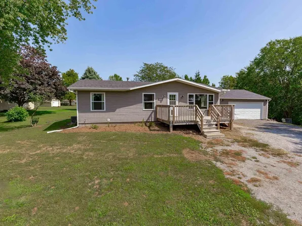 11251 Circle Dr, Blue Grass, IA 52726