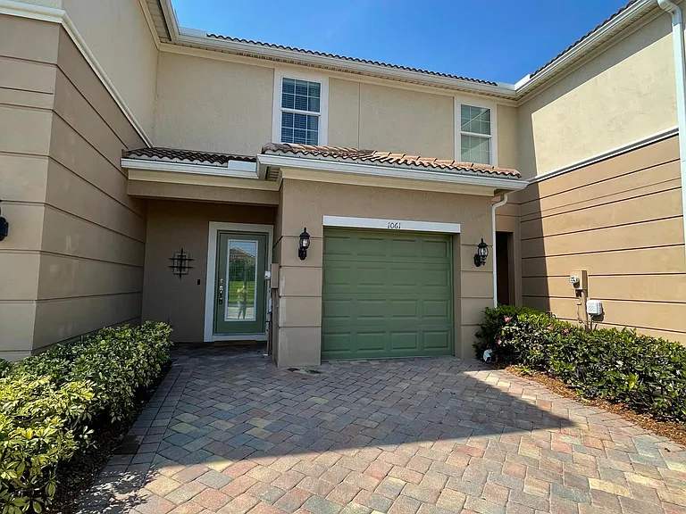 1061 Normandie Way — Photo 3