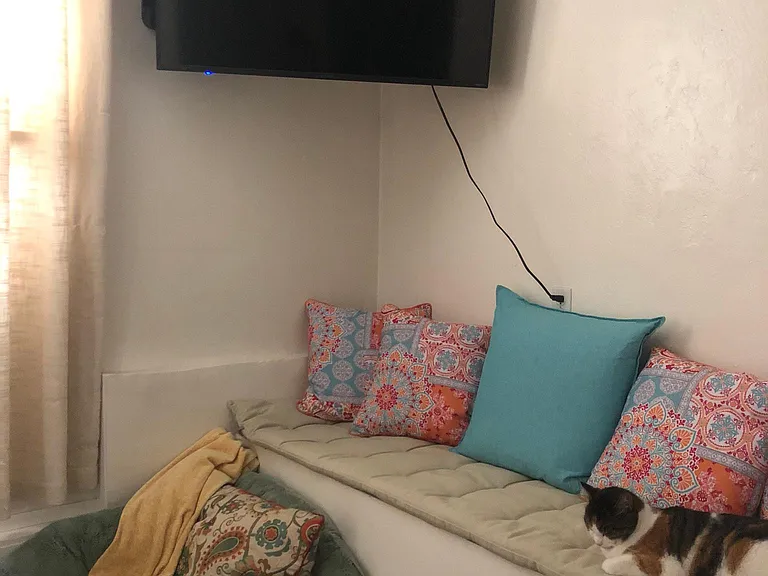 another tenant style for bedroom, bench