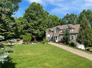 52 Chimney Ridge Trl, West Milford, NJ 07480