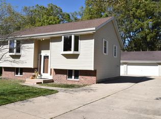 410 Wahl Ave, Mukwonago, WI 53149