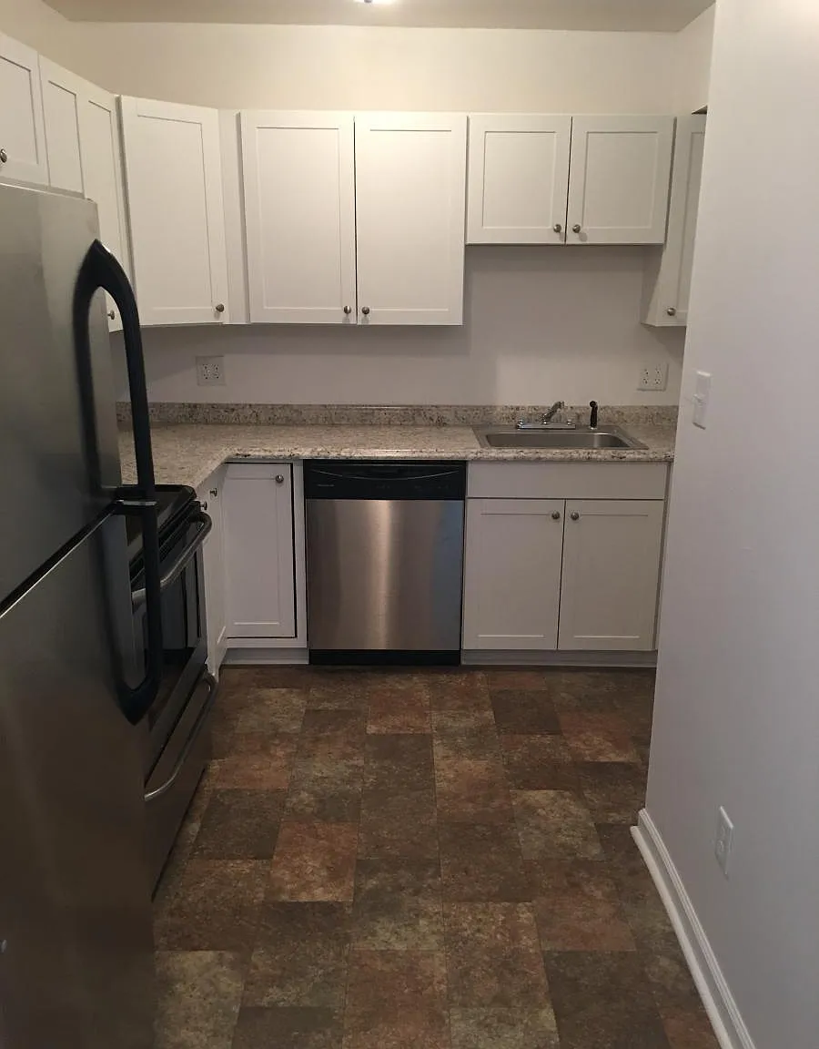 Lakeside Plaza Apartments — Photo 3