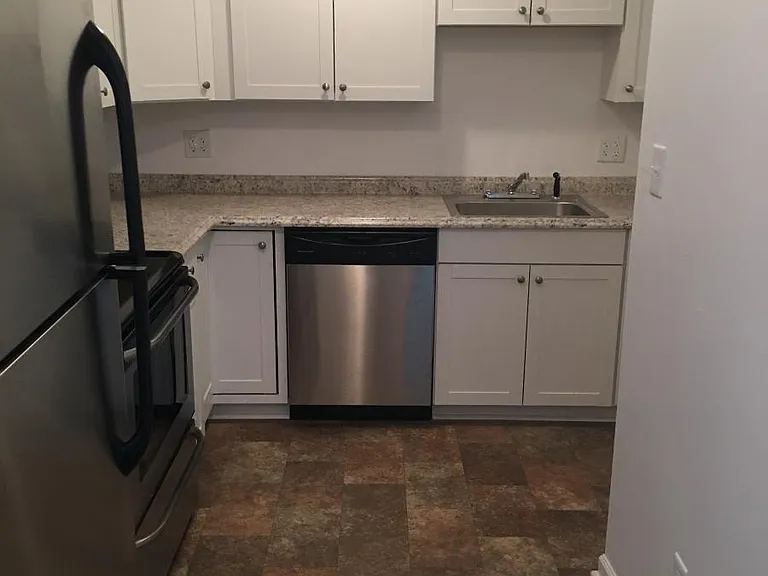 Lakeside Plaza Apartments — Photo 4