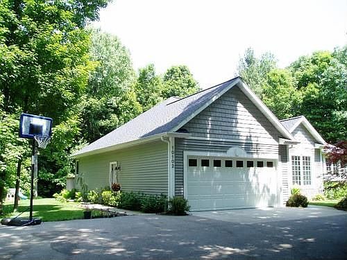 4th image of 10102 Hiawatha Dr