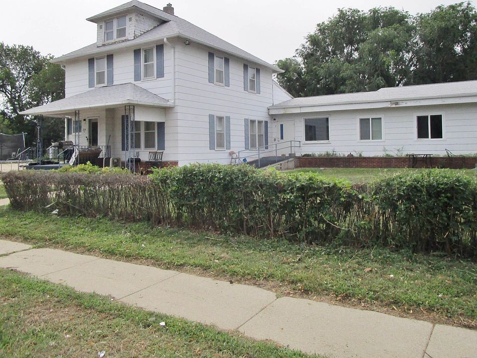 1st image of 204 E 15th St