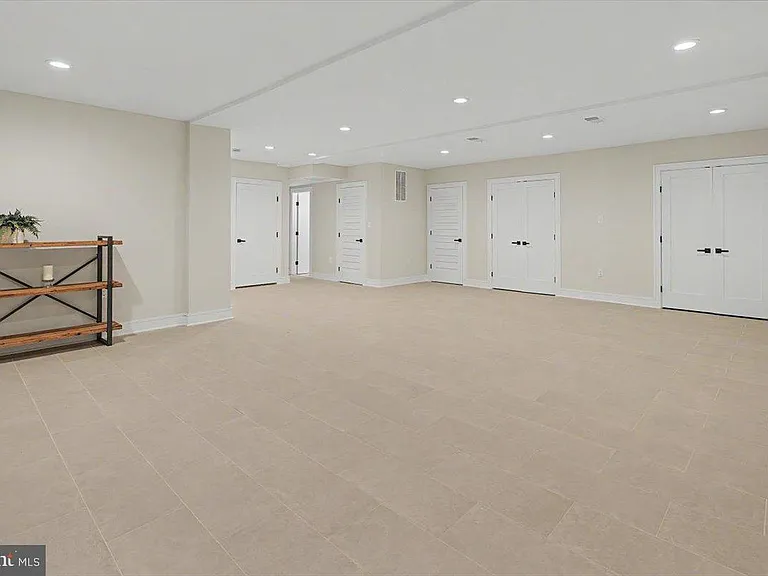 2902 Vista St NE — Photo 76