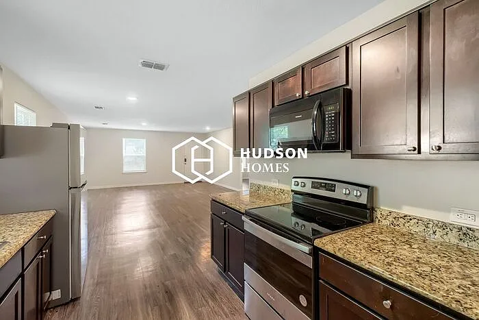 306 Harvey St — Photo 7