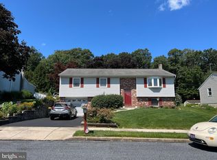 216 Diplomat Dr, Robesonia, PA 19551