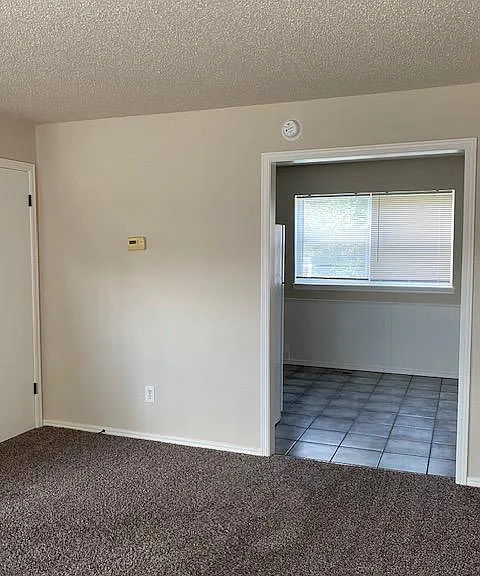 327 W Vandament Ave — Photo 4