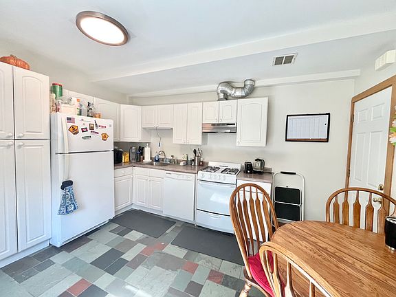 4th image of 46 Athol St #3