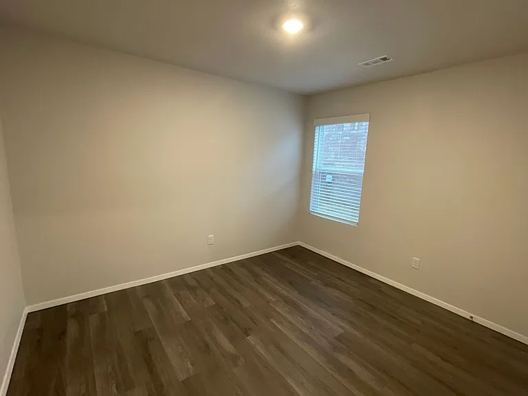1703 Loveland St — Photo 10