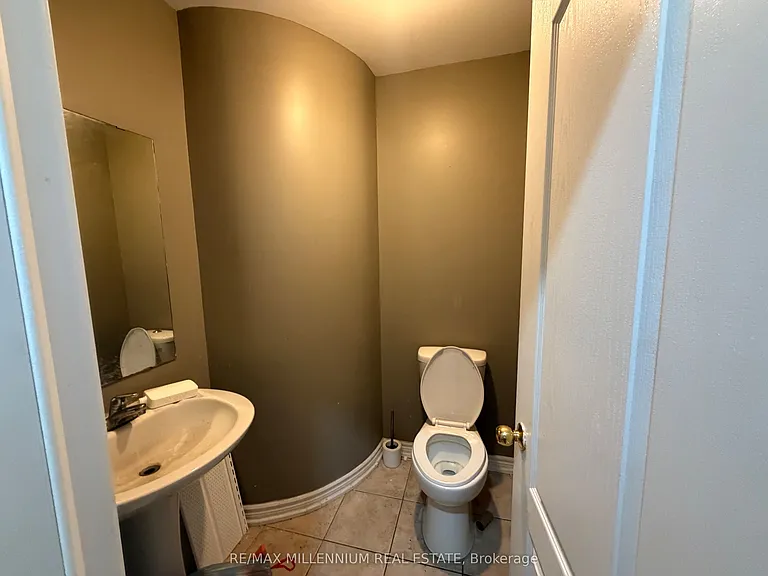33 Nomad Cres #UPPER — Photo 13