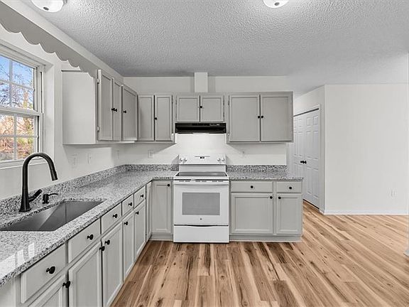 5th image of 546 Woodlawn St