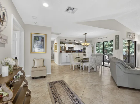 23 Lexington Lane W #B, Palm Beach Gardens, FL 33418