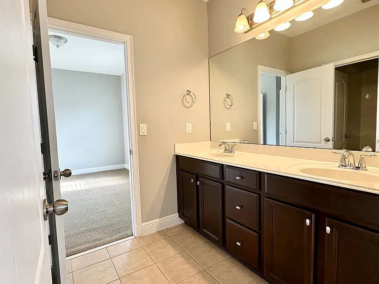 Jack and Jill Bathroom (connects bedrooms 3 and 4)