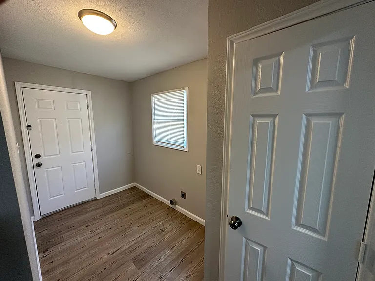 2307 Douglas Ave — Photo 10