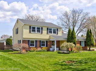 2736 Windsor Dr, Troy, MI 48085