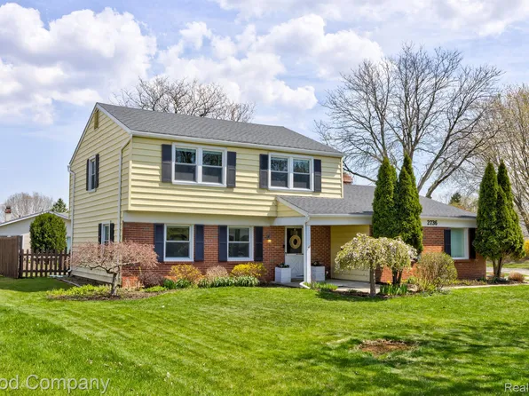 2736 Windsor Dr, Troy, MI 48085