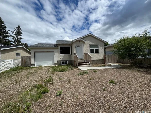 962 109th St, North Battleford, SK S9A 2E2