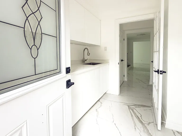 89 Yonge Blvd — Photo 6