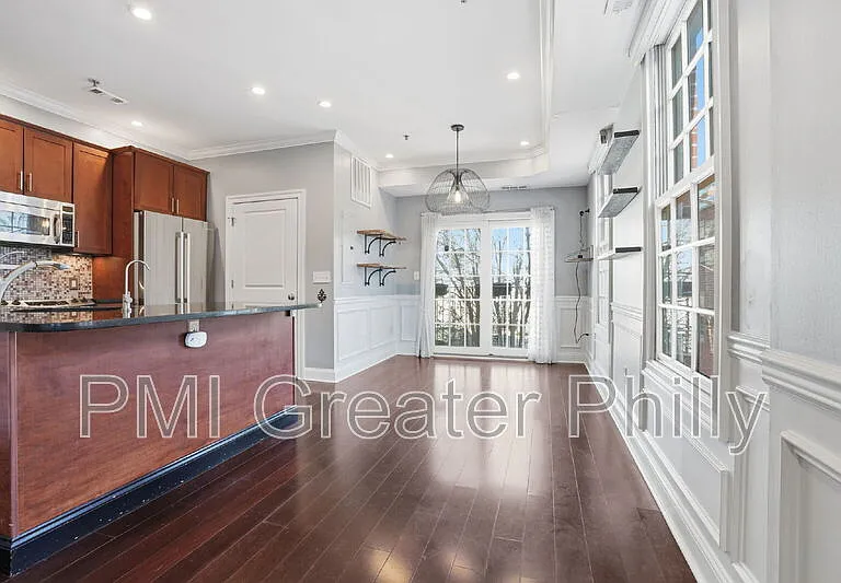 243 Montrose St #103 — Photo 25