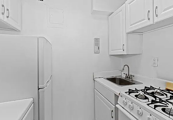 5th image of 240 E 46th St #10N