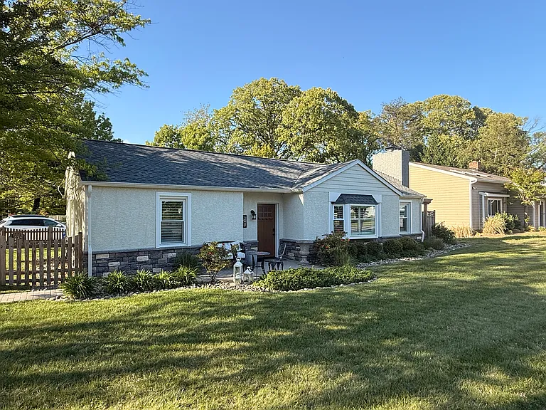 466 Manor Rd — Photo 1