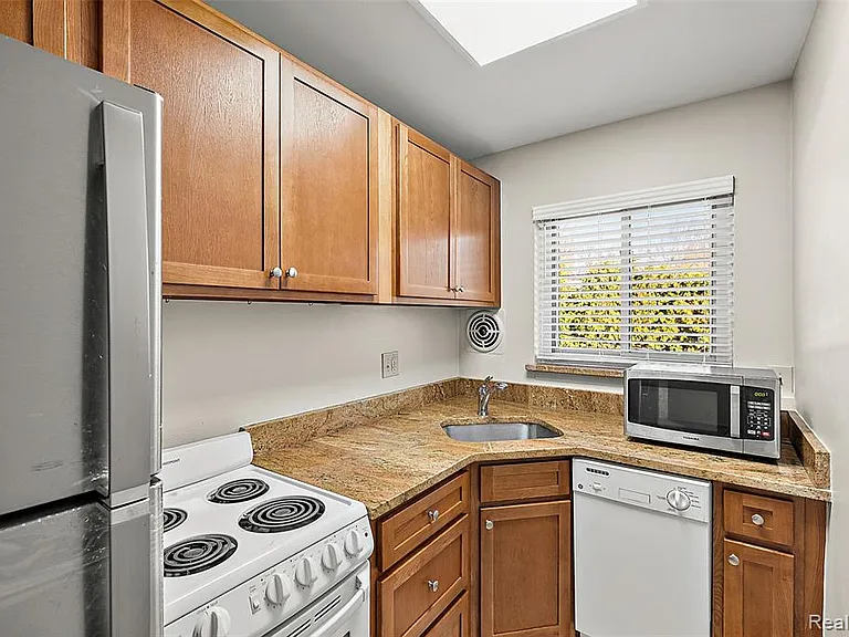 2859 E Maple Rd #15 — Photo 10