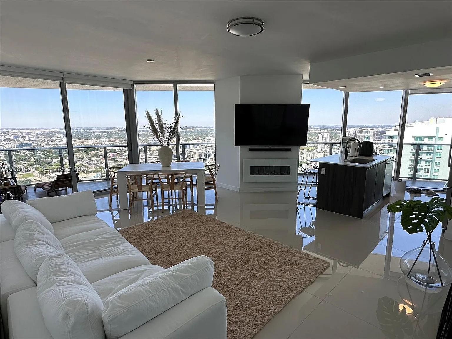 Aria On The Bay Condo — Photo 3