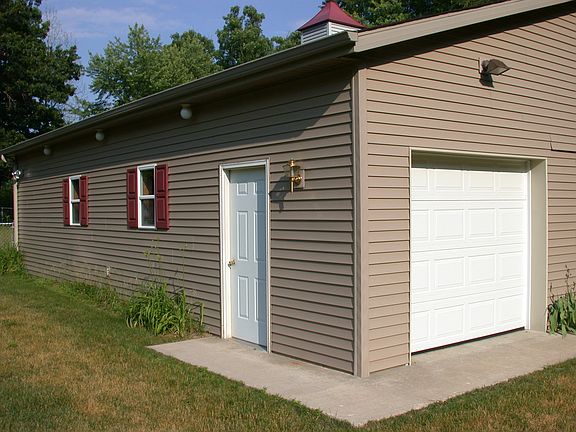 3rd image of 4985 Poplar Ln