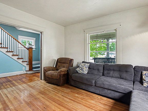 5th image of 208 N Nappanee St