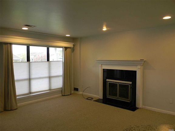 3rd image of 58 S Pond Ln