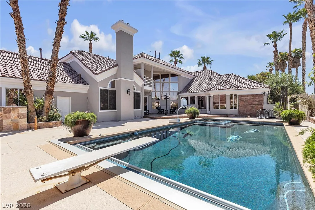 5 bed, 6.5 bath, 7228 sqft, $9,500 — Photo 2