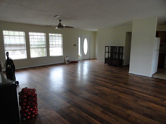 living room-dining 30' x 21'