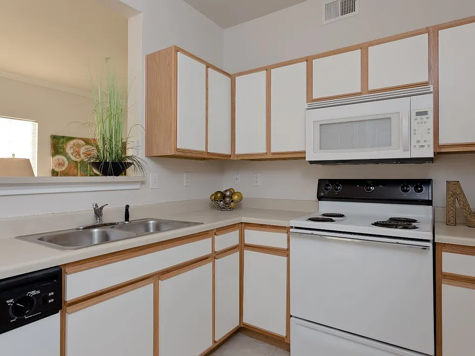 The Ravinia apartments community photo
