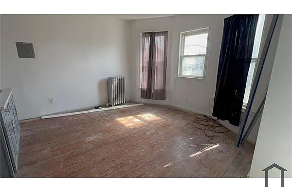 Building Photo - 679 E 223rd St #2