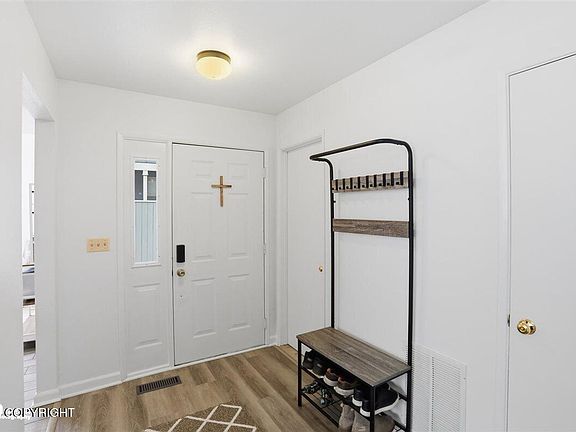 3rd image of 10621 Commodore Dr