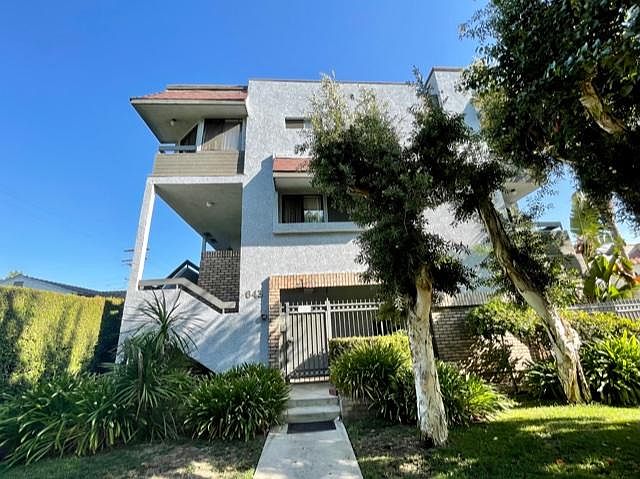 1st image of 643 Palm Dr #3