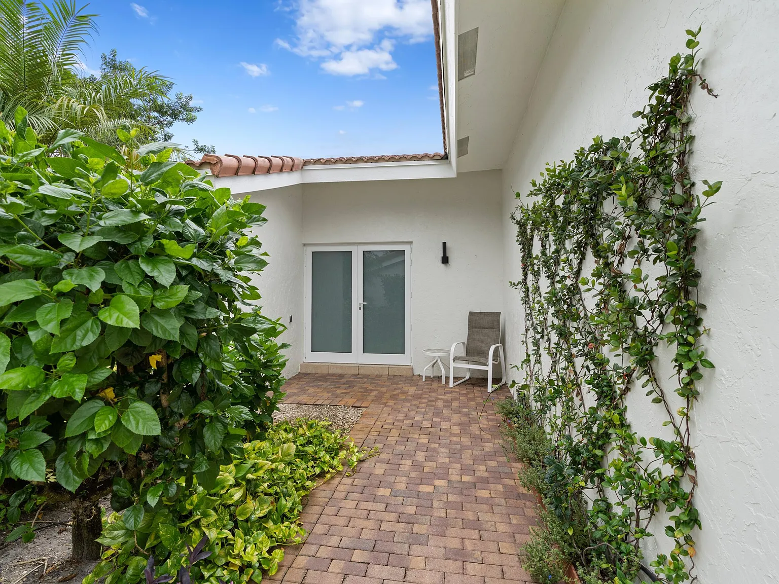 3 bed, 2.0 bath, 2069 sqft, $6,900 — Photo 3