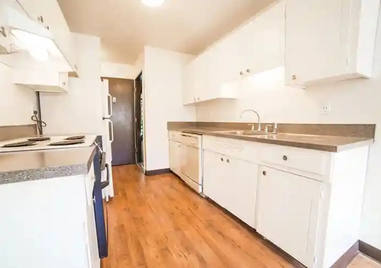 LAURELWOOD ESTATES — Photo 2