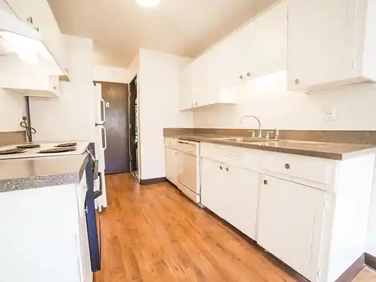 LAURELWOOD ESTATES — Photo 3