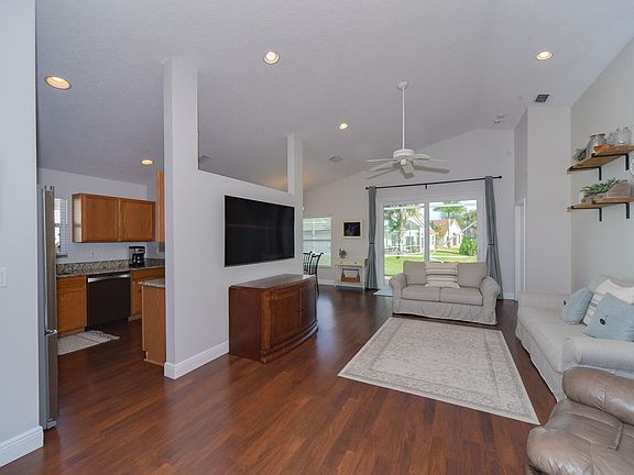 5th image of 272 Saratoga Blvd E