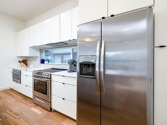 4th image of 2118 N Carroll Ave #101