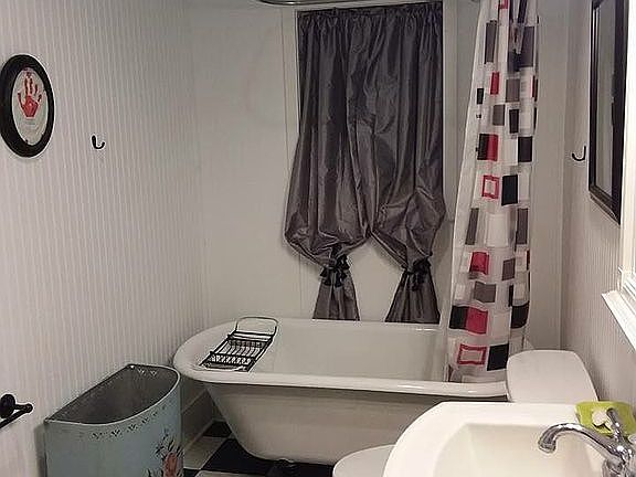 5th image of 300 N Windom St