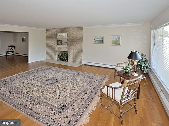 3rd image of 1418 S Queen St