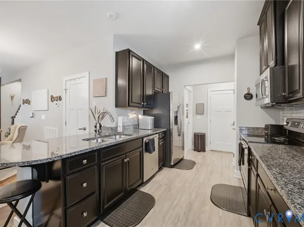 902 Centurion Cir, Chesapeake, VA 23323