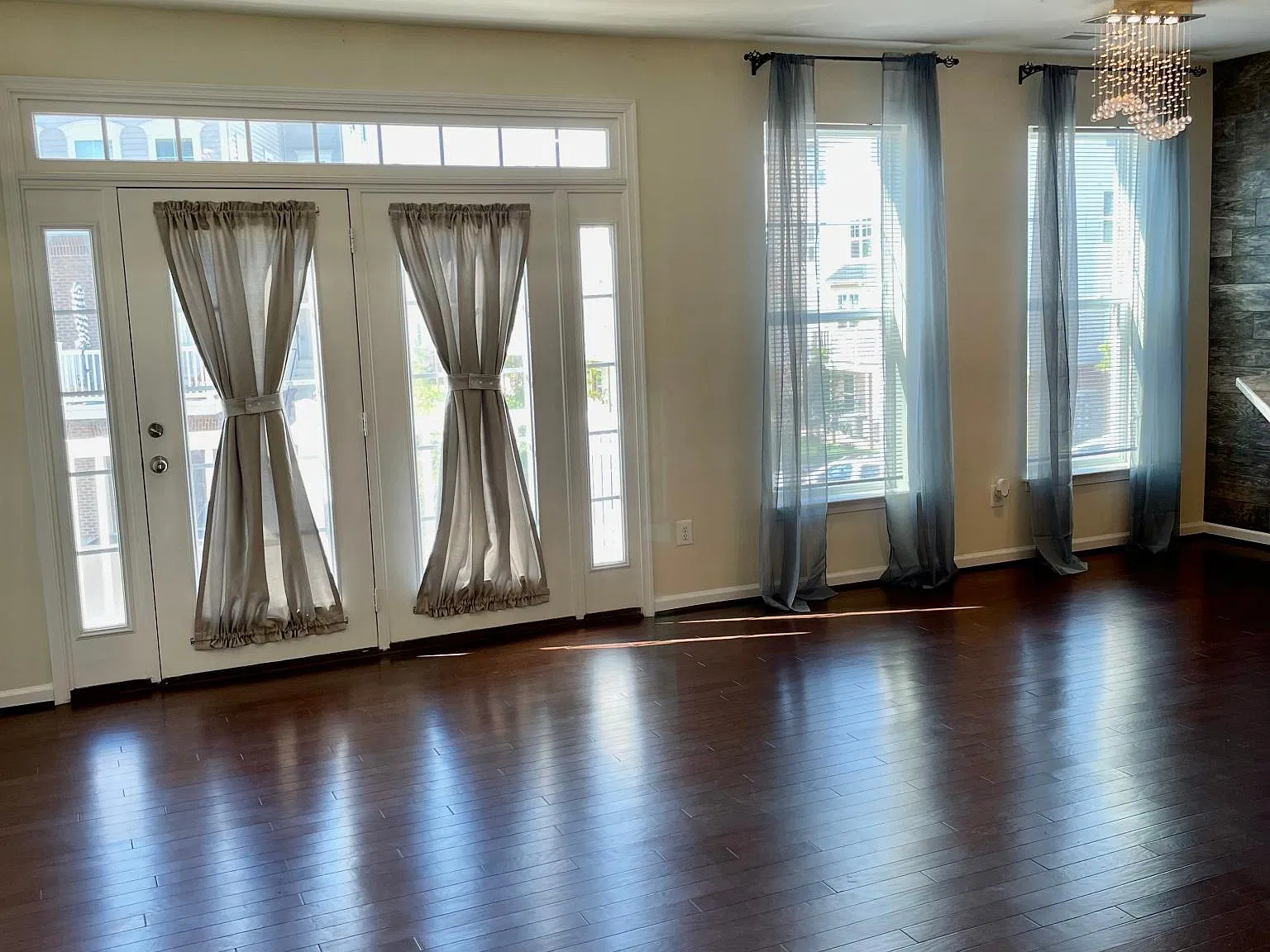 3 bed, 2.5 bath, 1850 sqft, $2,700 — Photo 1